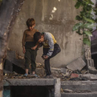 Dos niños sirios juegan en un barrio destruido de Damasco controlado por los rebeldes. MOHAMMED BADRA