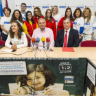 Voluntarios de Cruz Roja y Carrefour, junto a la concejala Marta Mejías, el presidente de Cruz Roja, De Luis Páez y el director de Carrefour, José Pousa Alonso. FERNANDO  OTERO PERANDONES