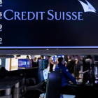 Una pantalla muestra información sobre el banco Credit Suisse en la Bolsa de Valores de Nueva York en la jornada de este miércoles. EFE JUSTIN LANE