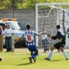 Rubio y Fuentes siguen con la mirada el balón que Lago mandó a la red