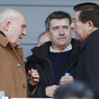 Cueto, a la derecha, y De Celis, izquierda, dialogan con el alcalde en el palco del estadio.