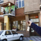 Emilio Posada pulsa el mando a distancia para que funcione el mayo
