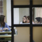 Alumnos durante una prueba de competencias básicas de final de ESO en el instituto Lluís Vives de Barcelona.
