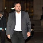 El líder de ERC, Junqueras, abandona el Palacio de la Generalitat, después de reunirse con Mas.