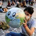 Una activista en Granada contra el cambio climático. MIGUEL ÁNGEL MOLINA