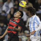 Cabral y Demichelis saltan al unísono para golpear el balón.