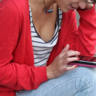Una joven conversa por whatsapp en la ULE. SECUNDINO PÉREZ