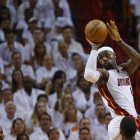 El jugador de los Miami Heat tira a canasta durante el partido contra los Oklahoma City Thunder.