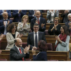Patxi LópezAurora Flórez a su lado, recibe el aplauso de sus compañeros de partido en el Congreso tras ser elegido nuevo presidente de la cámara.