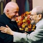 Foto de archivo del escritor brasileño Paolo Coelho y el novelista egipcio Naguib Mahfouz