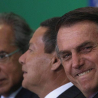 El presidente de Brasil, Jair Bolsonaro, acompañado del vicepresidente de Brasil, General Hamilton Mourao, y el ministro de Economía, Paulo Guedes.