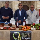 Iván Martínez del Mirador del Ermitage, el chef Paco Rubio, J.M. Palazuelo, alcalde de La Bañeza, Tomás Gallego, concejal de Ferias y Sergio González de Confitería Conrado. DL