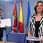 El consejero de Fomento y Medio Ambiente, Juan Carlos Suárez-Quiñones, junto a la portavoz Milagros Marcos.