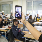 Uso de un teléfono móvil en un centro de Formación Profesional de la capital leonesa. FERNANDO OTERO