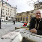 Manuel Alfonso Martín Martínez, en el centro del León que tanto fotografió