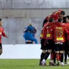 El delantero del Osasuna Portillo, a la derecha, pelea por conseguir la posesión del esférico con Ai
