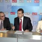 José Luis Rodríguez Zapatero, Gregorio Peces-Barba y Carmen Alborch, durante la reunión de ayer