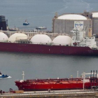 Depósitos de gas de Enagás en la planta de regasificación del puerto de Barcelona.