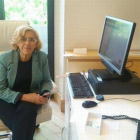 Manuela Carmena en su despacho como nueva alcaldesa de Madrid.