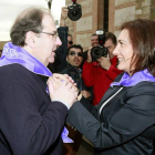 El presidente de la Junta de Castilla y León, Juan Vicente Herrera, recibe el pañuelo comunero de manos de la presidenta de las Cortes de Castilla y León, Josefa Fernández Cirac.
