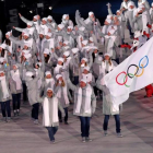 Los deportistas rusos, tras la bandera olímpica en el desfile inaugural.