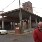 El alcalde, Miguel Ángel Fernández, delante de las obras del centro cívico.