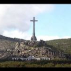 Nostálgicos del franquismo y turistas acuden a diario al Valle de los Caídos, que alberga la tumba de Franco.