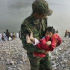 Un soldado rescata a un niño afectado por el terremoto junto a la presa de Zipingpu (2008).
