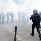 La policía carga contra los manifestantes en medio de una nube de gases lacrimógenos