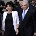 Dominique Strauss-Kahn y su esposa Anne Sinclair salen del tribunal de Manhattan.