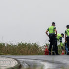 Fotografía de archivo de miembros de la Guardia Civil analizando el lugar donde se produjo un accidente con víctimas mortales. EFE/ EMILIO PÉREZ