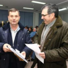 José Antonio Velasco (secretario) y Fidel Cerezales (presidente), ayer noche en el PP.