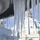Una fuente helada con la cúpula de la plaza de San Pedro del Vaticano, ayer en Roma.