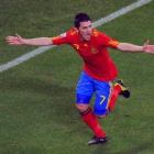 El jugador español Villa celebra a la carrera su gol, el único del partido.