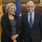 La alcaldesa de Madrid, Manuela Carmena, y el ministro de Hacienda, Cristobal Montoro, tras reunirse en noviembre del 2016.