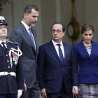Los reyes Felipe y Letizia, junto a François Hollande, el pasado 24 de marzo en París, poco después de conocer el accidente aéreo de Germanwings en los Alpes franceses.