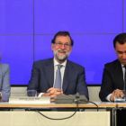 Mariano Rajoy, Dolores de Cospedal y Fernando Martínez Maillo, en el cuartel general del PP.