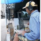 Arriba, Félix de la Concha durante una de sus jornadas pintando la torre del reloj de Sankt Gallen. Además de este proyecto, el leonés continúa trabajando en un gran políptico de diez metros de largo, encargo de la Universidad, que tiene una de las colecc
