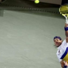 Rafa Nadal, con un polo esta vez con mangas, ejecuta un saque en su partido frente al ruso Nikolay D