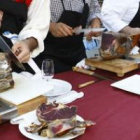 Cortadores de cecina en un concurso en la capital leonesa.