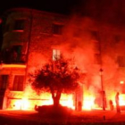 Imagen de la fachada del consitorio, encendida por las llamas de la hoguera de San Juan durante el p