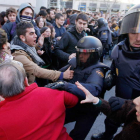 Las intervenciones policiales entre estudiantes y agentes, a lo largo de la manifestación.