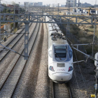 El Alvia que hace el trayecto entre Gijón y Castellón, entrando en la estación de León. RAMIRO