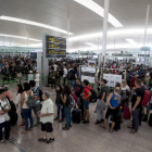 Aspecto que presentaba ayer el aeropuerto de El Prat a la espera de la jornada de hoy. QUIQUE GARCÍA
