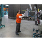 Un trabajador de Tvitec en pleno proceso de fabricación de vidrio en la factoría del polígono industrial El Bayo. L. DE LA MATA