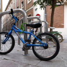 Bicicleta aparcada a la puerta de un colegio leonés. MARCIANO PÉREZ