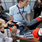 Dani Pedrosa, en una camilla tras estrellarse en Japón.