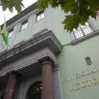 Imagen de las banderas en un edificio en la Universidad de León