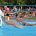 Dos usuarios disfrutan de las piscinas de Valencia de Don Juan. RAMIRO