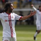 Mario Ortiz celebra la victoria de la Cultural frente al Lealtad, que sitúa al equipo de Rubén de la Barrera como líder del Grupo I de Segunda División B. JESÚS F. SALVADORES